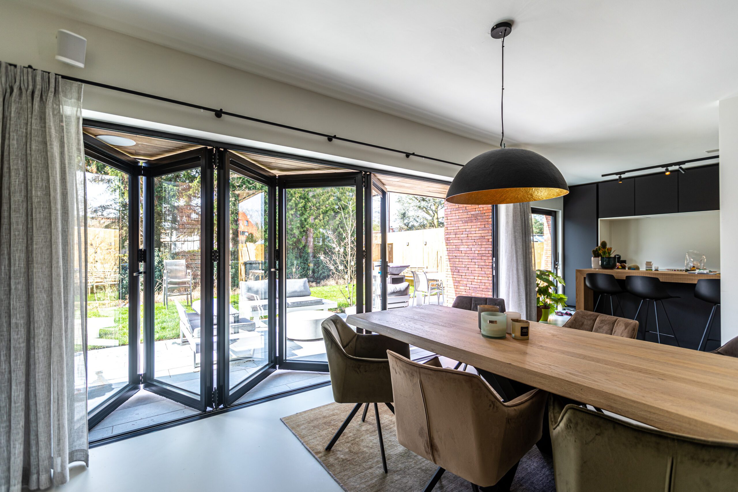 Drzwi harmonijkowe – eleganckie i funkcjonalne rozwiązanie do wnętrz