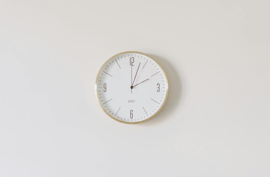 Nowoczesne zegary ścienne – praktyczne i stylowe dodatki do każdego domu
