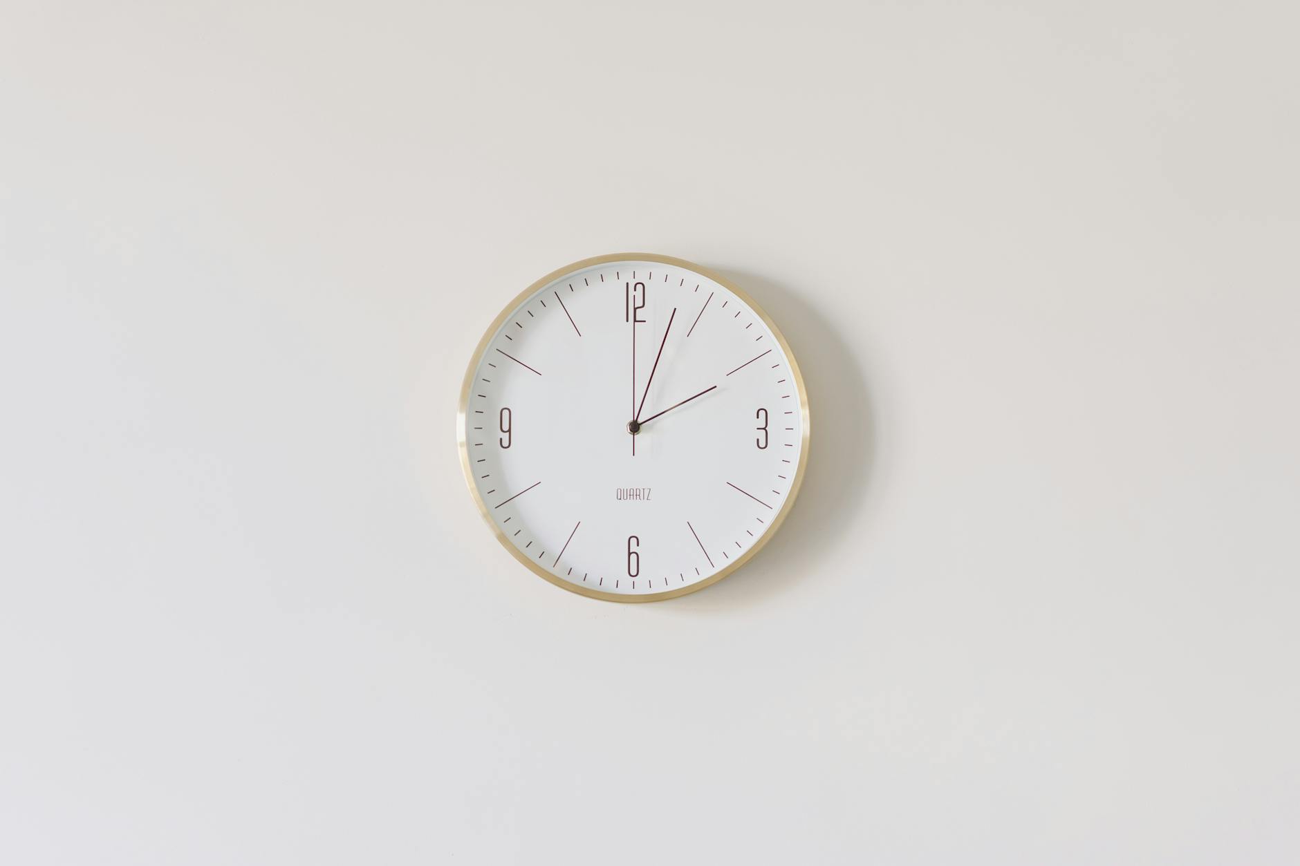 Nowoczesne zegary ścienne – praktyczne i stylowe dodatki do każdego domu