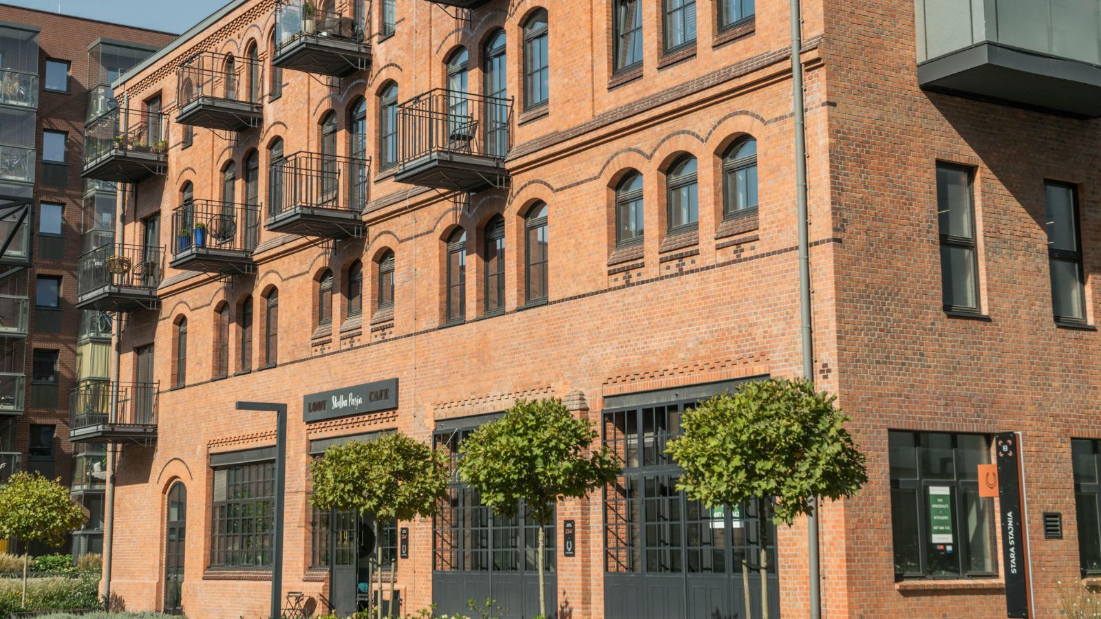 Klinkier czy tynk na elewację – co wybrać w przypadku obiektów firmowych i komercyjnych?