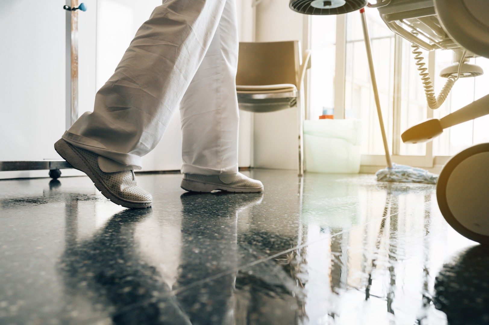 Profesjonalne preparaty do mycia podłóg – czym różnią się od marketowych?