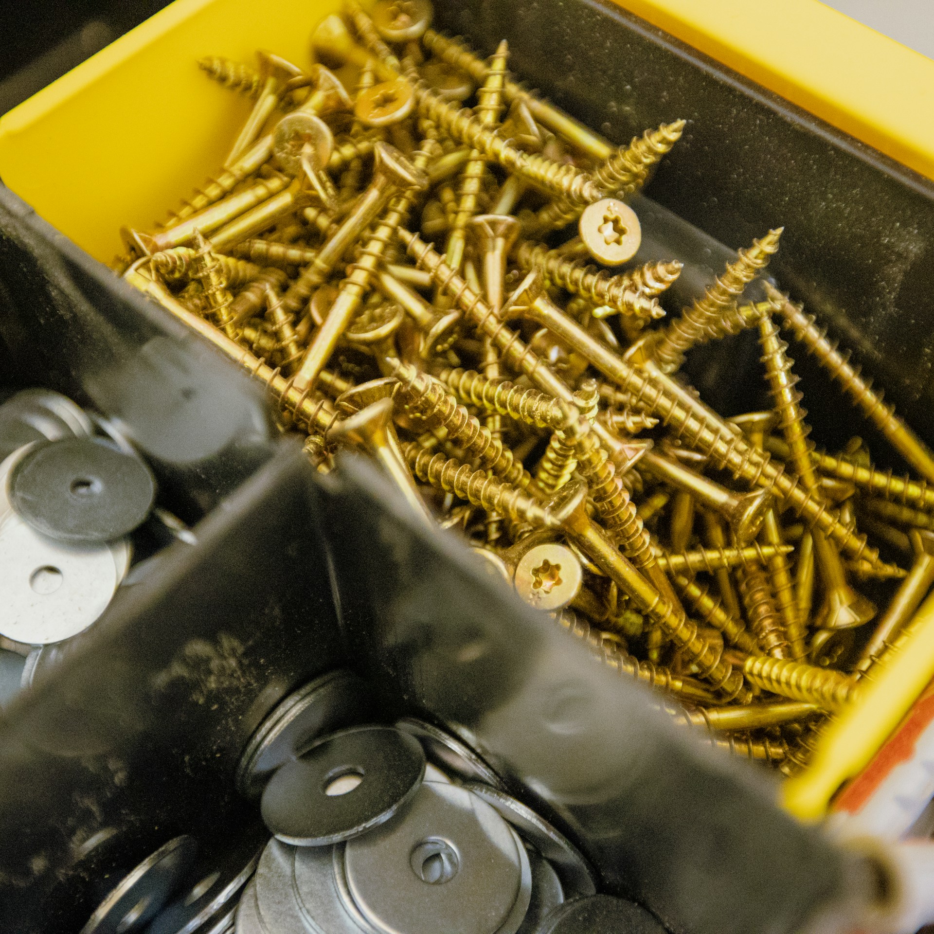 Wkręty – przegląd najpopularniejszych rodzajów i zastosowań