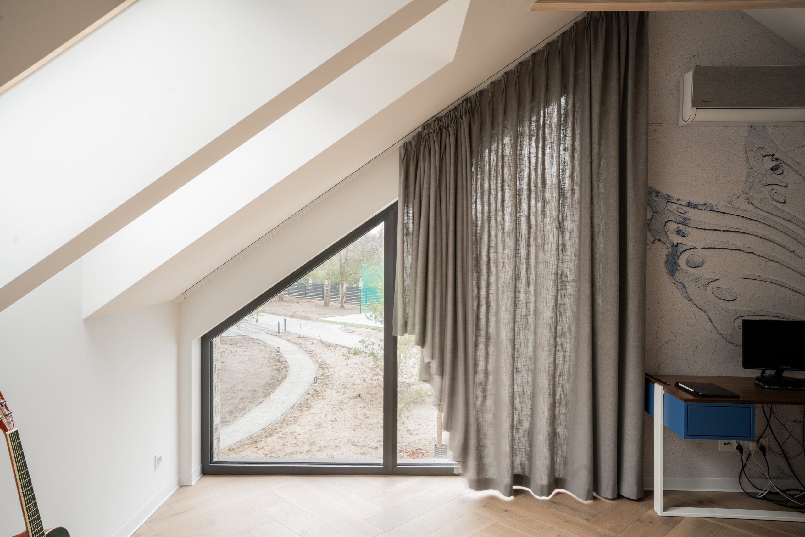 Karnisze na skosy – jak je zamontować i dopasować do wnętrza?