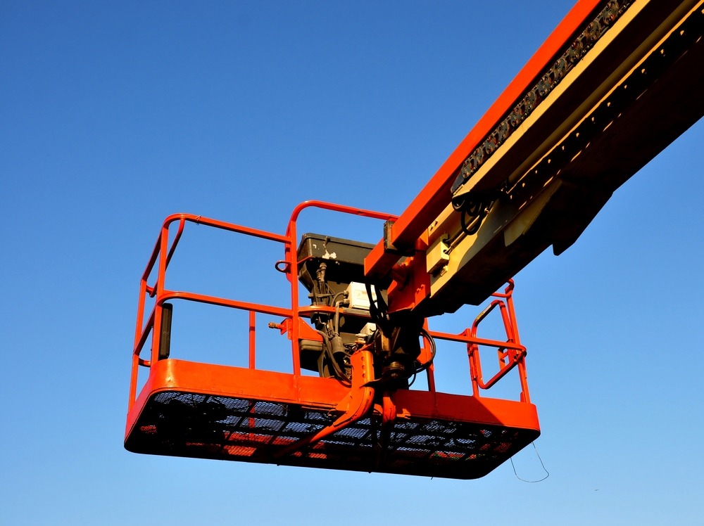 Czerwony kosz podnośnika koszowego