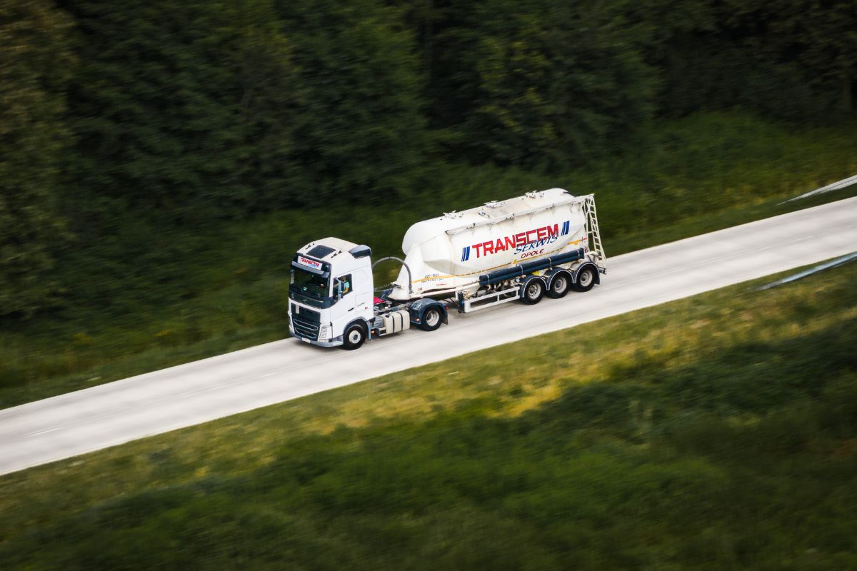 Kompleksowa oferta Transcem-Serwis – od dystrybucji i transportu cementu po serwis samochodów ciężarowych