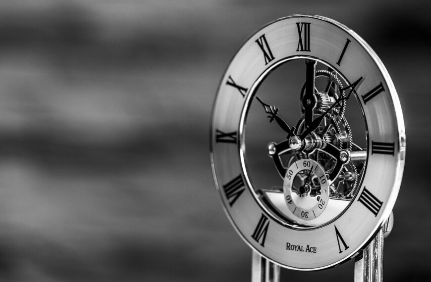 Nadaj wnętrzu unikalny charakter - te stare stojące zegary odmienią Twoją aranżację