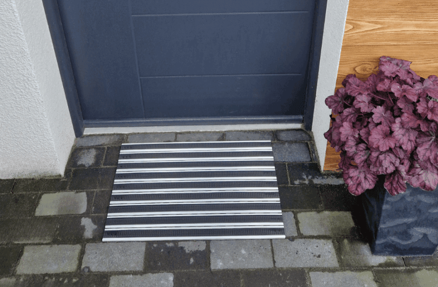 Jak wybrać trwałą wycieraczkę zewnętrzną do domu?