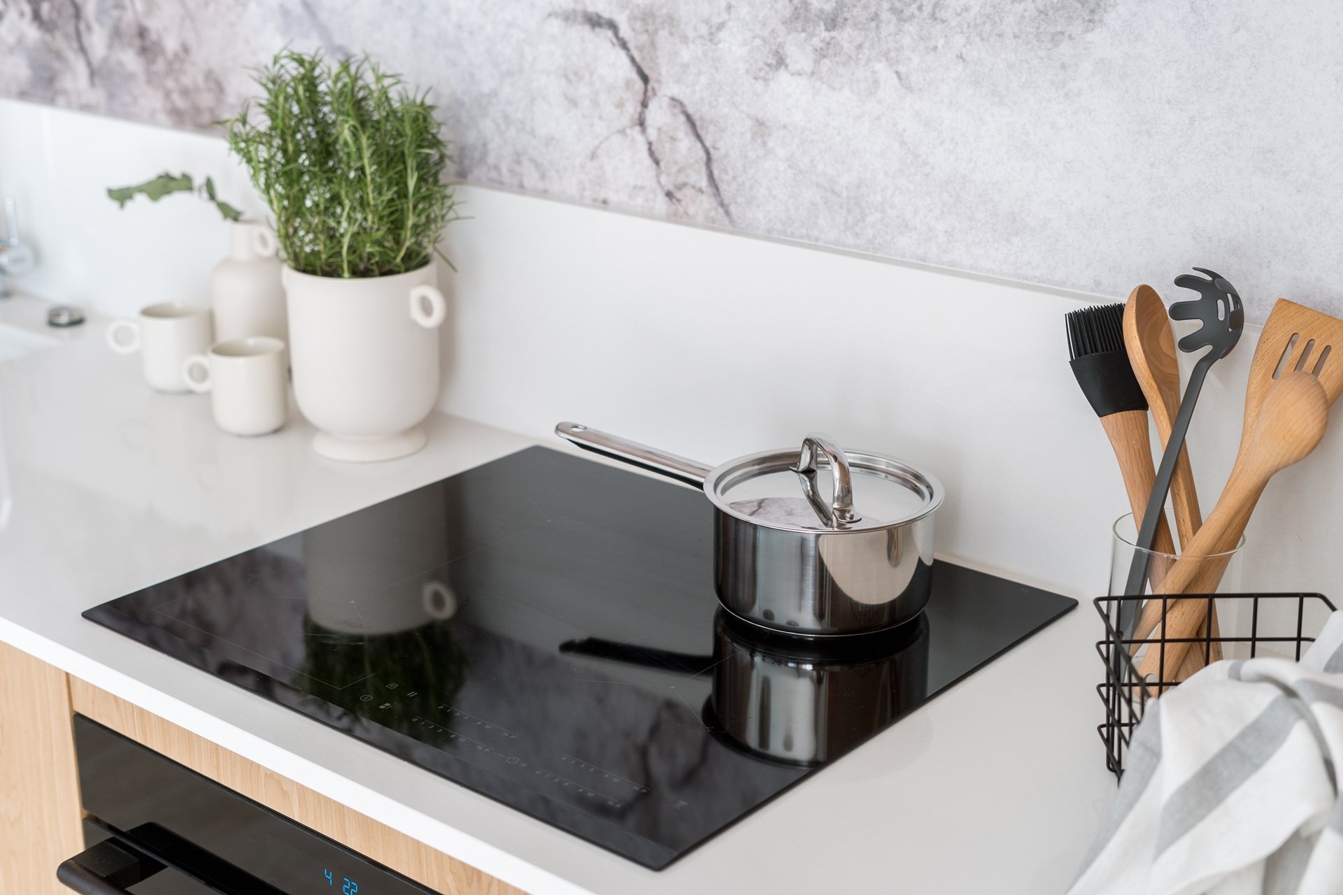Płyta indukcyjna czy gazowa – którą wybrać i dlaczego?