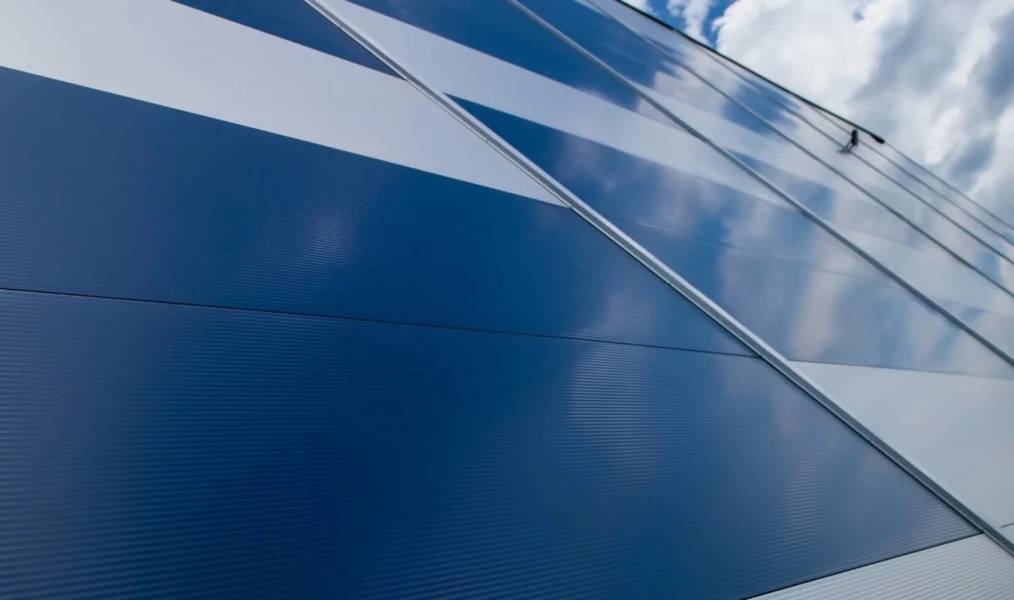 Płyta warstwowa: Poliuretan czy wełna mineralna?