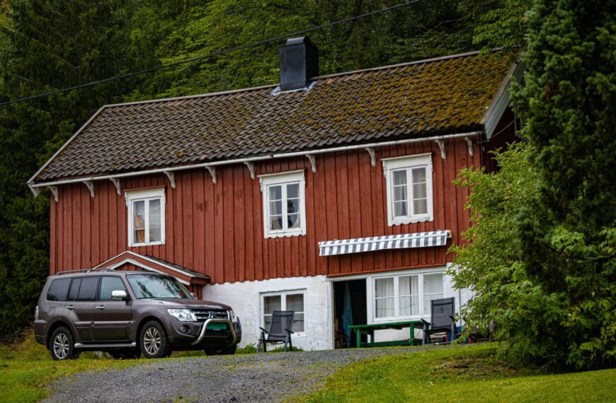 Jak dobrać kolor lakierobejcy do elewacji drewnianej?