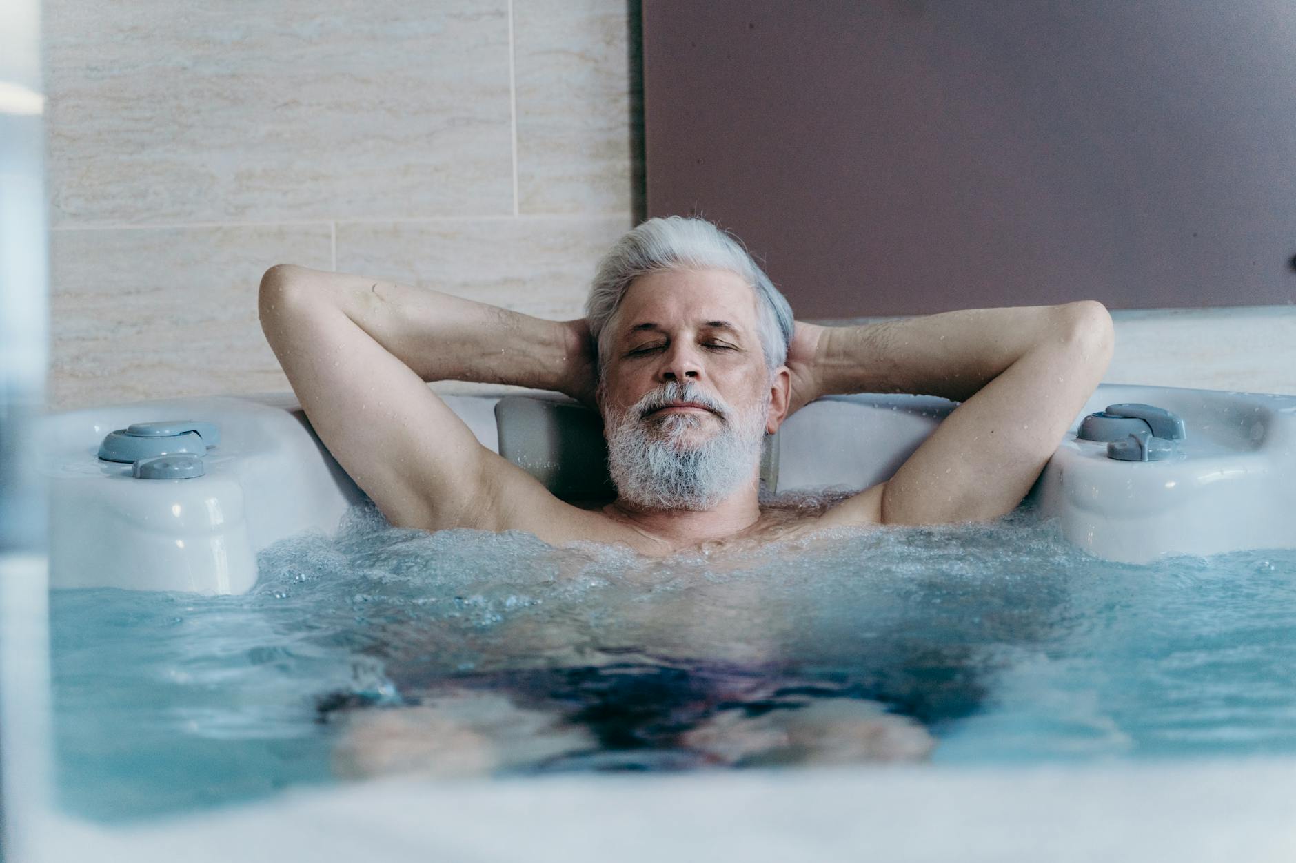 Jaka chemia do jacuzzi w ogrodzie? Jakie środki potrzebne są do jego czyszczenia?