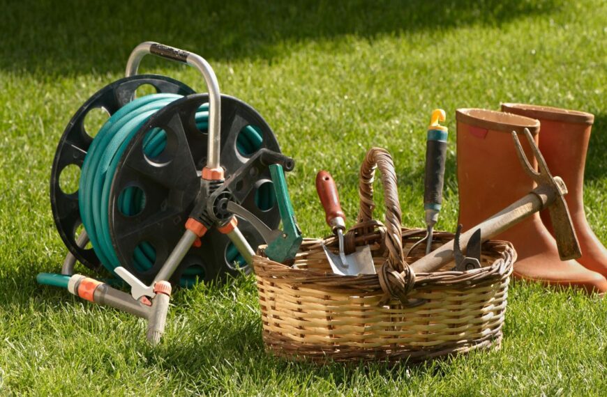 Jakie narzędzia ogrodnicze są przydatne podczas pielęgnacji ogrodu?