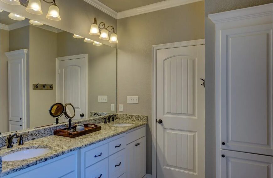 Mała łazienka, wielki efekt – triki na optyczne powiększenie przestrzeni mieszkania