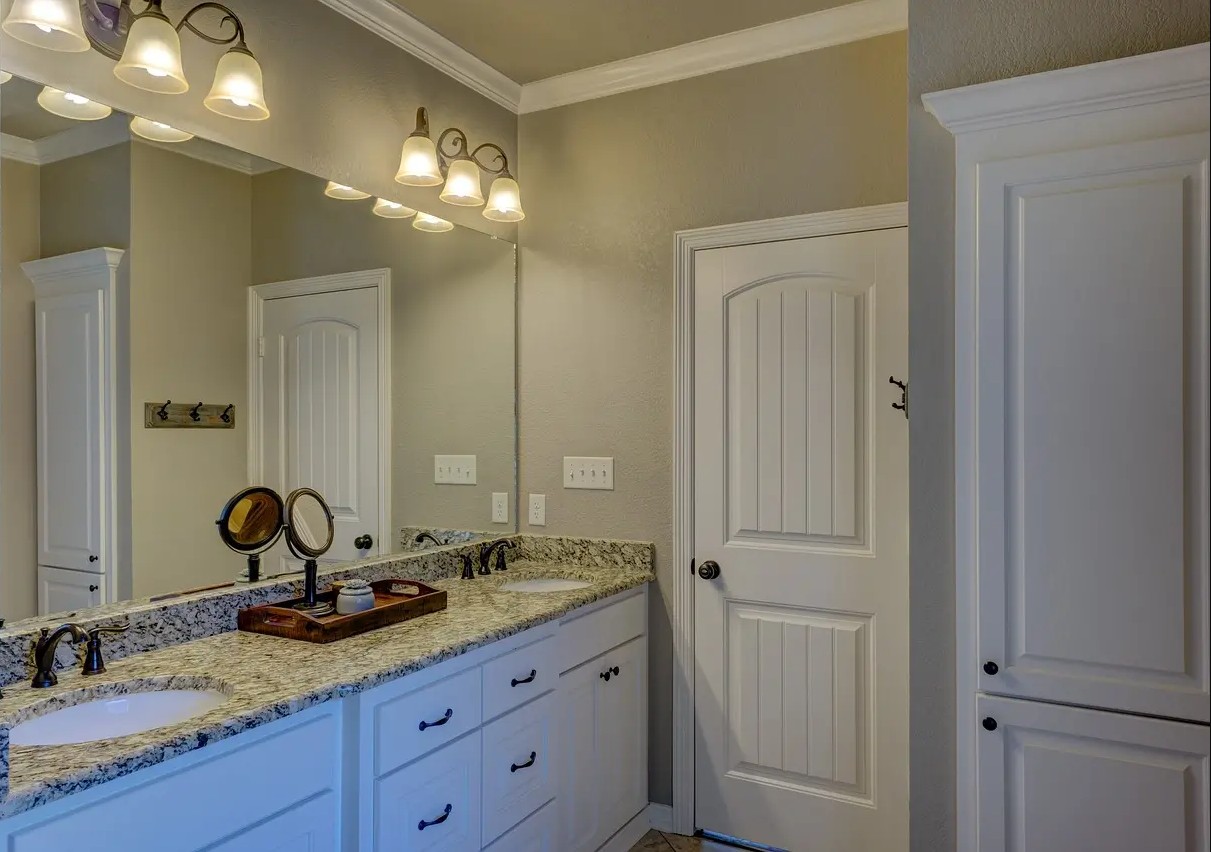 Mała łazienka, wielki efekt – triki na optyczne powiększenie przestrzeni mieszkania