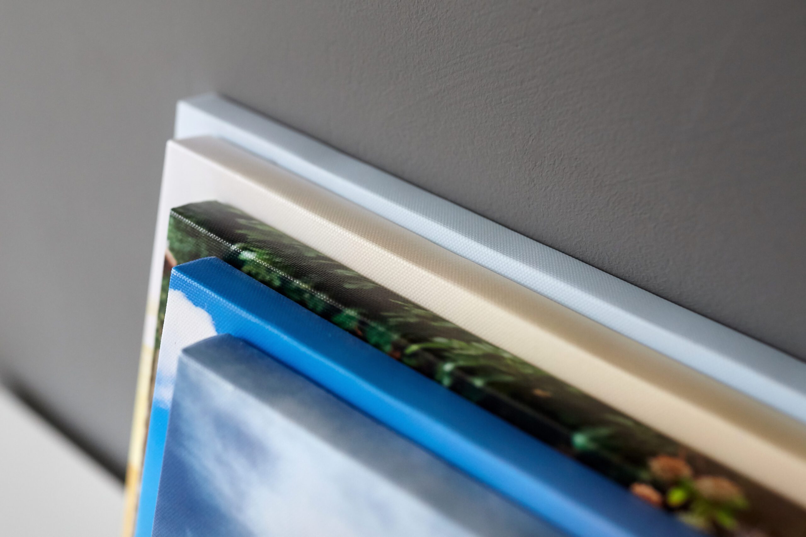 Ściana z charakterem – jak wykorzystać tablicę na magnesy w aranżacji wnętrza?