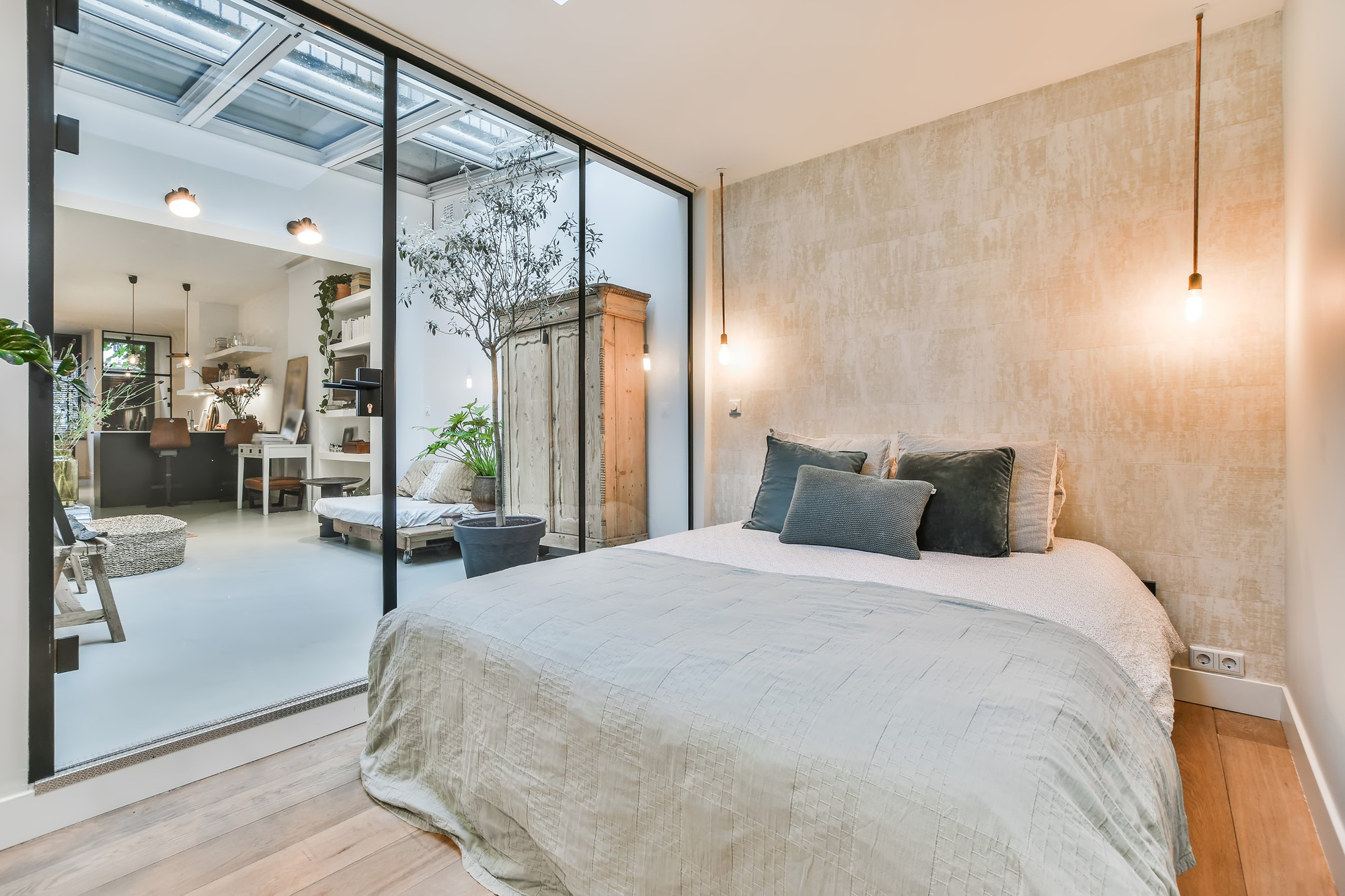 Sypialnia w salonie - jak sprytnie wydzielić strefę snu?