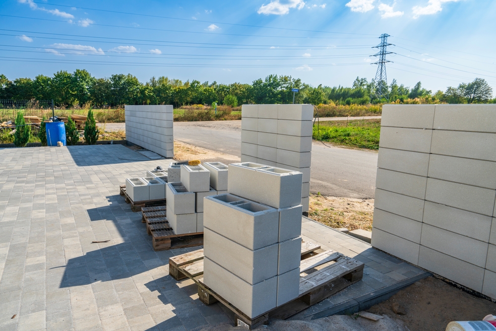 Jak nakładać klej do bloczków ogrodzeniowych? Wskazówki