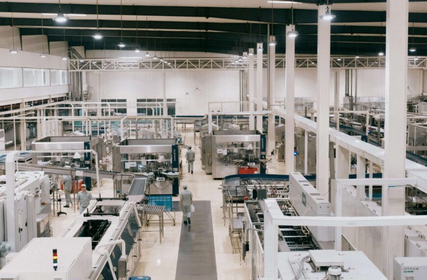 Czym różni się sprzątanie biura, magazynu i hali produkcyjnej?