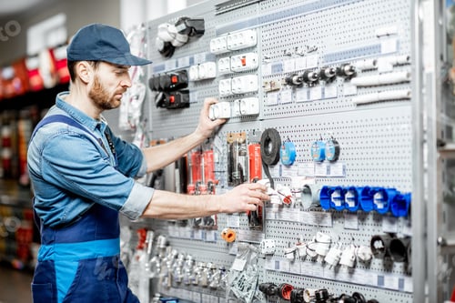 mężczyzna w hurtowni elektrycznej