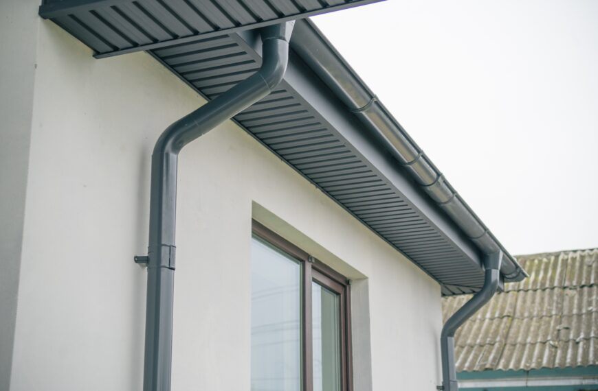 Nowoczesny dom z szarymi rynnami