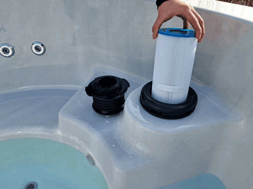 montaż nowego filtra w balii ogrodowej z hydromasażem