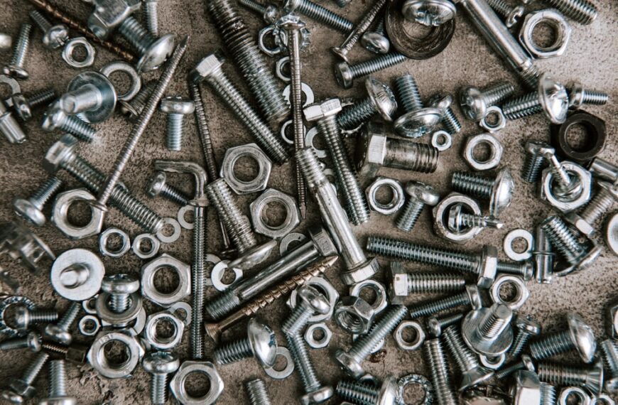 Śruby DIN 912 w stali nierdzewnej – kiedy je wybrać?