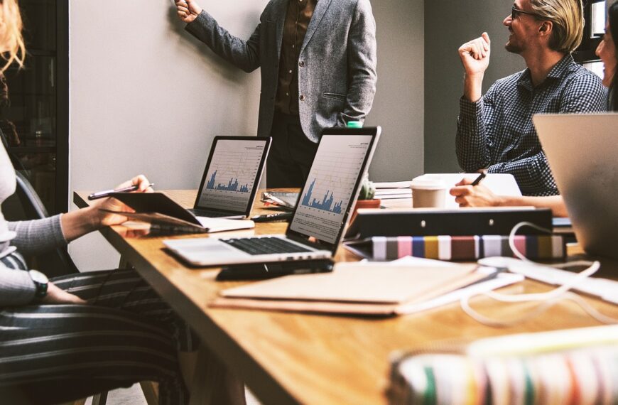 Kabiny akustyczne do biura - co to takiego, co dają i kiedy warto je zastosować?