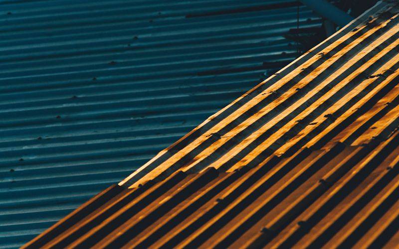 Farby do malowania dachu – jak dobrać farbę do rodzaju pokrycia dachowego? Poradnik