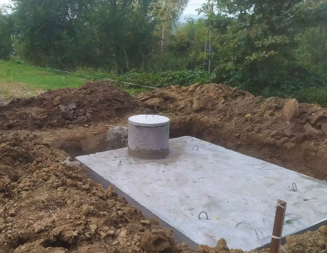 zbiornik betonowy umieszczony w wykopie