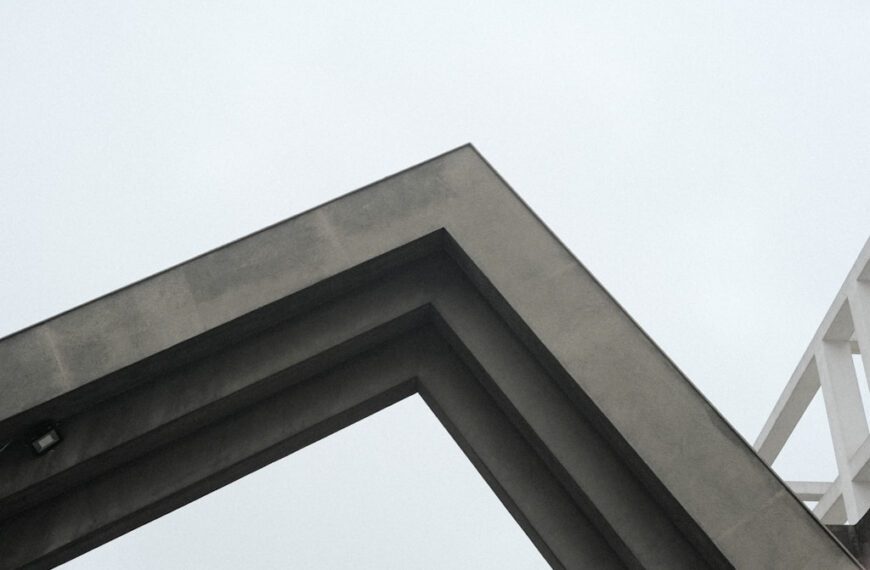 Dom zaprojektowany na kolejne dekady — dlaczego konstrukcje stalowe stają się standardem nowoczesnego budownictwa mieszkaniowego?