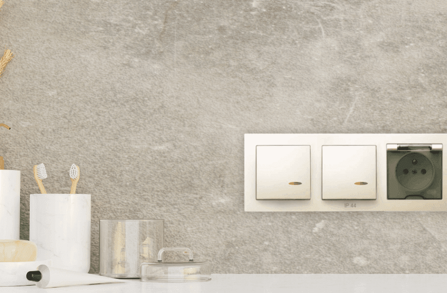 Gniazdko w łazience – tylko bryzgoszczelne! Klasa szczelności IP44.