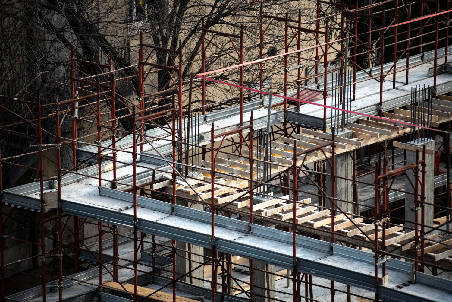 Anatomia bezpiecznego szalunku: Rola atestowanych ściągów i nakrętek w konstrukcjach wielkogabarytowych