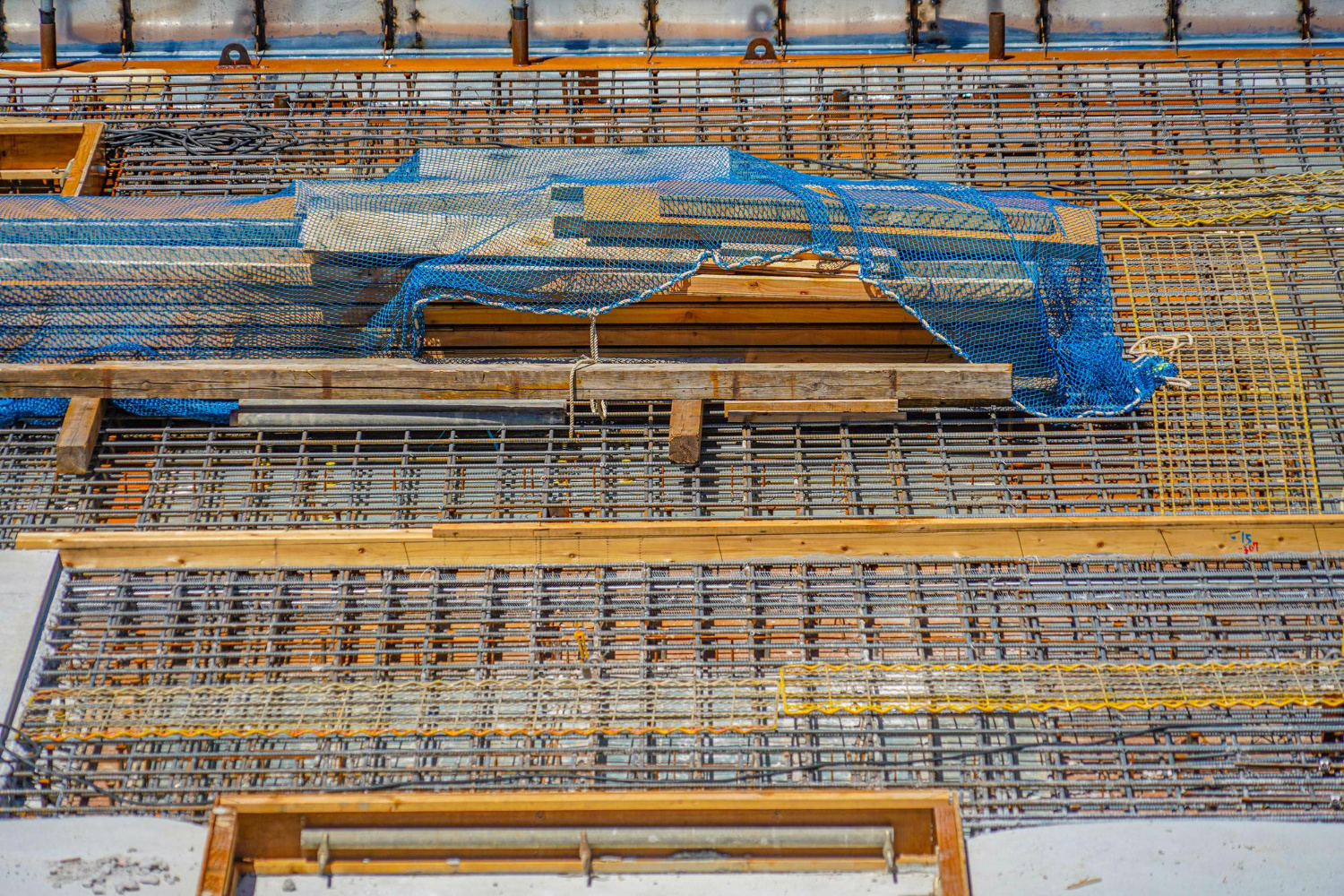 Anatomia bezpiecznego szalunku: Rola atestowanych ściągów i nakrętek w konstrukcjach wielkogabarytowych