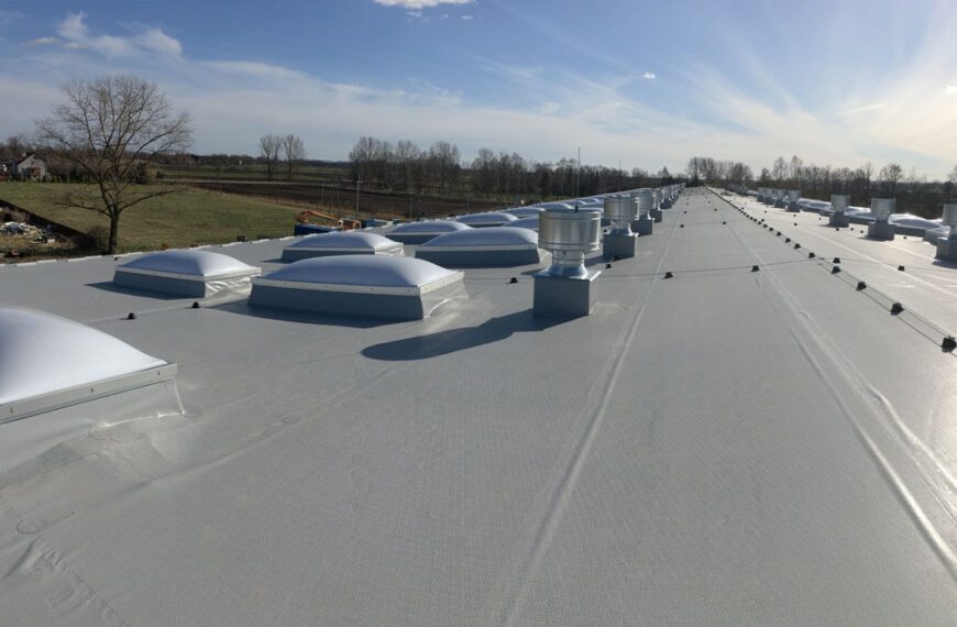 Długoterminowe korzyści z renowacji dachu przemysłowego