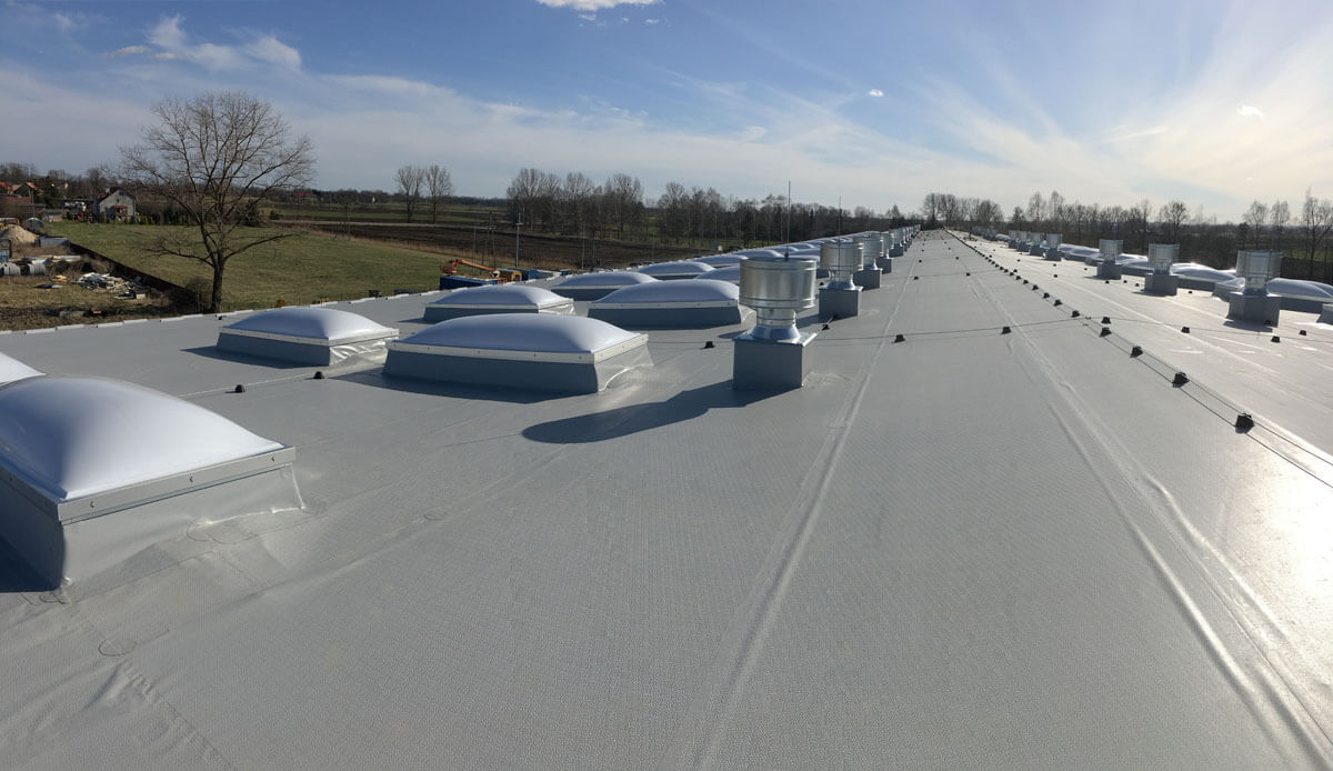 Długoterminowe korzyści z renowacji dachu przemysłowego