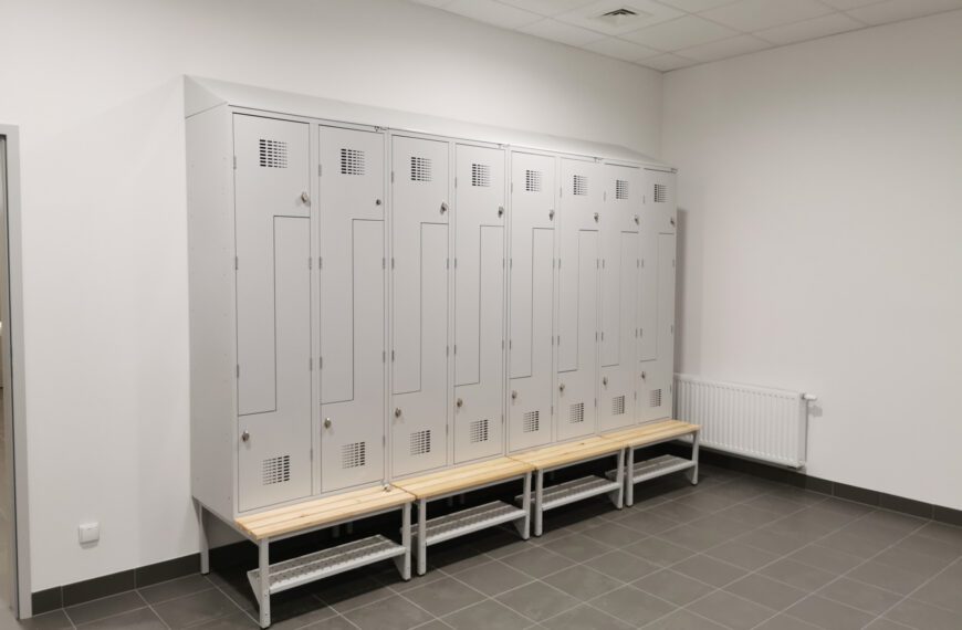 Szafka metalowa w przestrzeniach socjalnych i roboczych