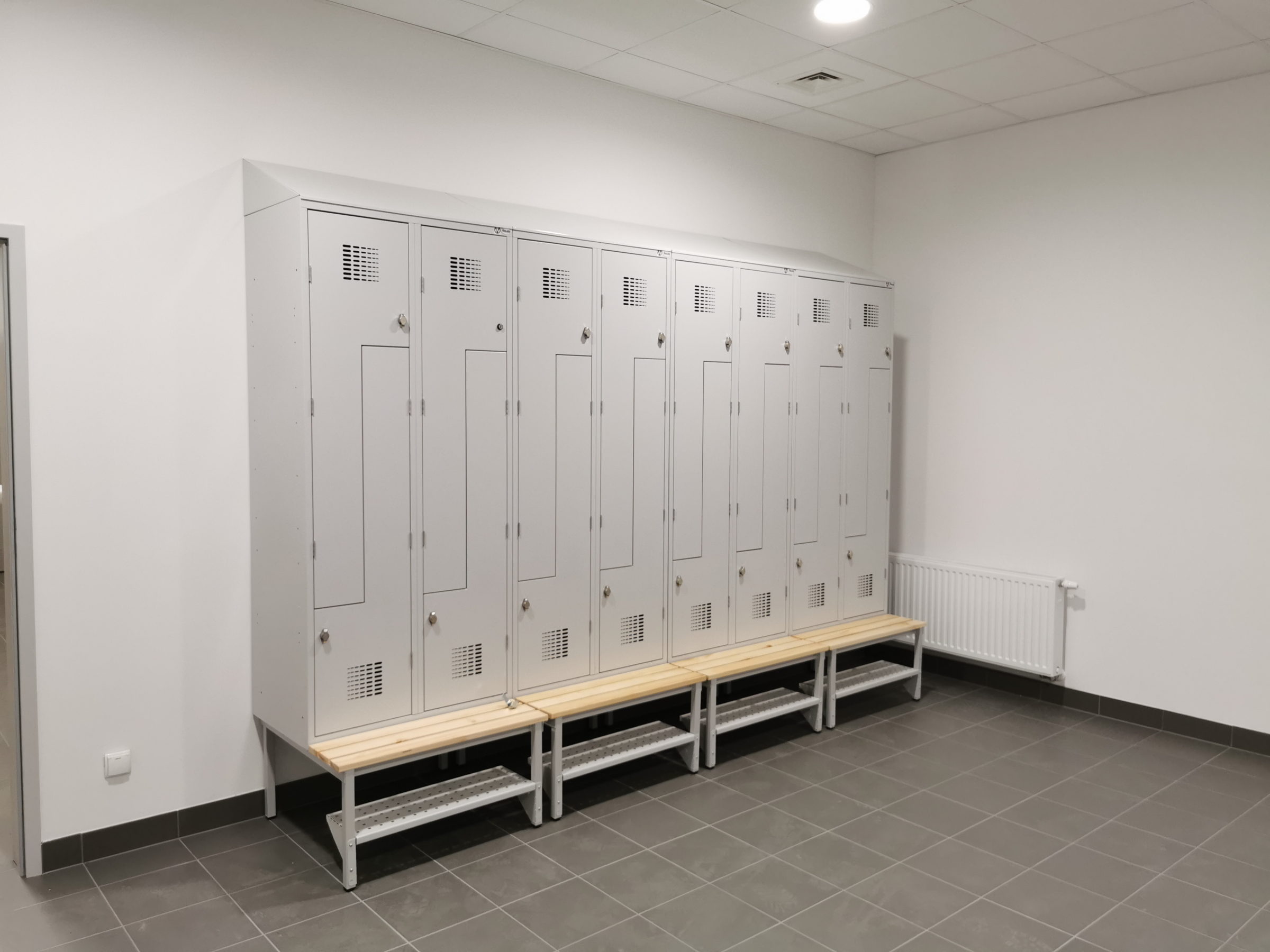 Szafka metalowa w przestrzeniach socjalnych i roboczych