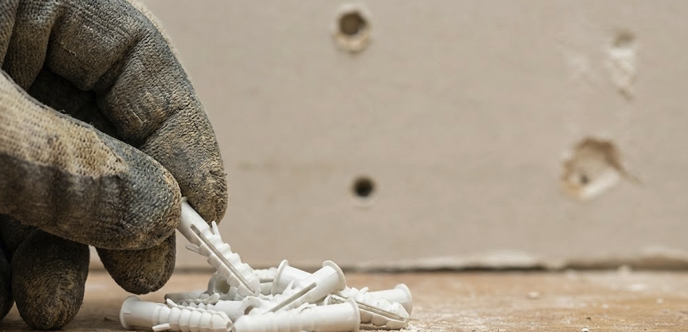 Czego absolutnie nie wieszać na ścianie z płyt g-k