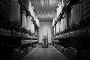 Kiedy wybrać blachę trapezową T35 z filcem antykondensacyjnym?