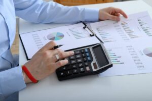 Koszt audytu energetycznego budynku – od czego zależy i jak mądrze wybrać wykonawcę