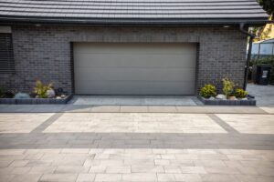 Trwała nawierzchnia wokół domu – przegląd najpopularniejszych rozwiązań