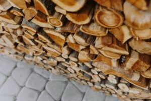 Jak wybrać odpowiedni klin do łupania drewna?