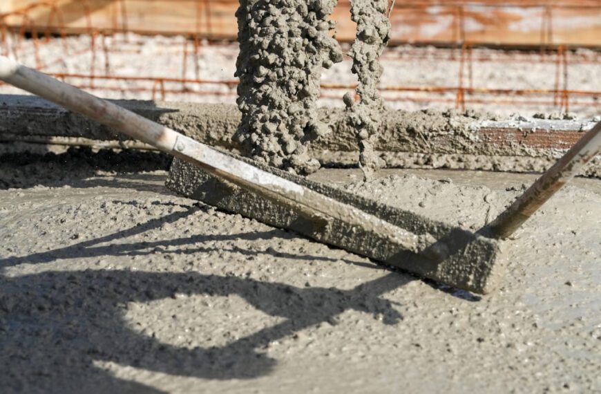 Betonowanie fundamentów krok po kroku – jak uniknąć kosztownych błędów?