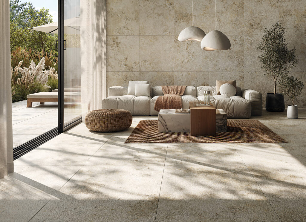 Salon z płytkami Breccia Fara w stylu quiet luxury, jasna aranżacja inspirowana naturalnym kamieniem