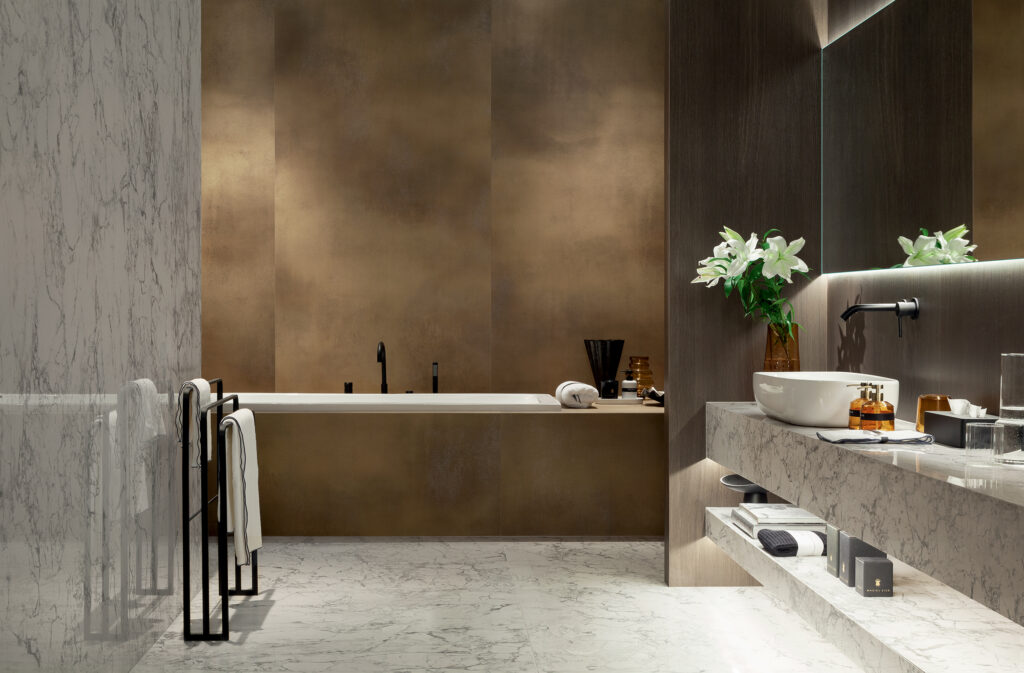 Łazienka z płytkami z kolekcji Lounge w stylu quiet luxury, elegancka aranżacja z wanną i minimalistycznymi detalami