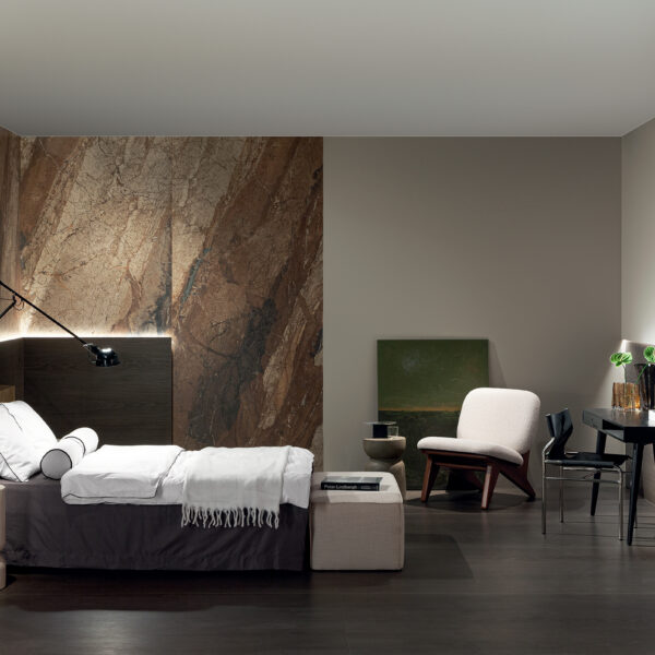 Kolekcja Lounge w aranżacji sypialni quiet luxury z elegancką ścianą z płytek i minimalistycznym wystrojem