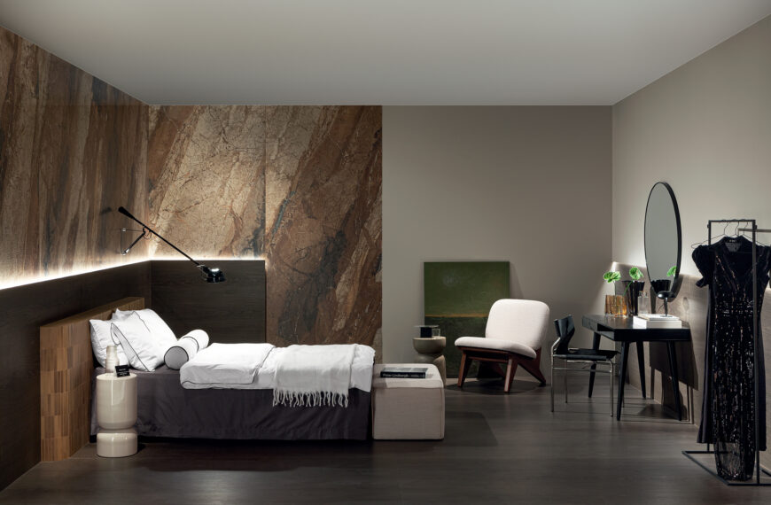 Kolekcja Lounge w aranżacji sypialni quiet luxury z elegancką ścianą z płytek i minimalistycznym wystrojem