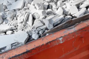 Jak prawidłowo zorganizować wywóz gruzu z budowy?